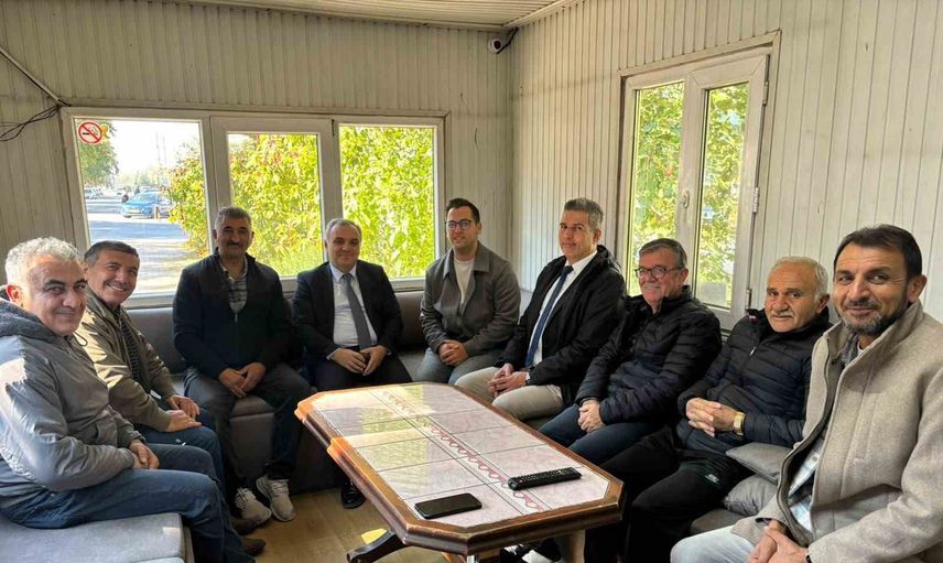 Rektör Fatih Altun kampüs turunda taksi durağında çay molası ve öğrenci sohbeti