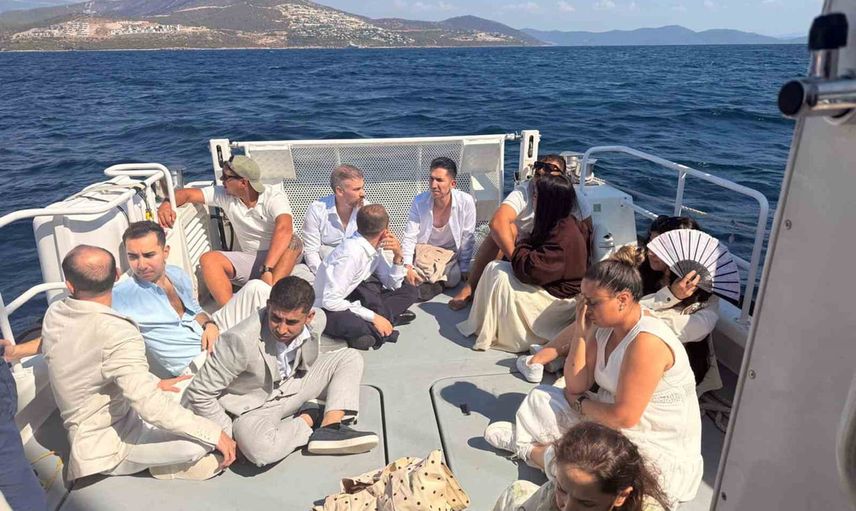 Yelkenli teknede durdurulan grup: 14 göçmen ve iki şüpheli gözaltında
