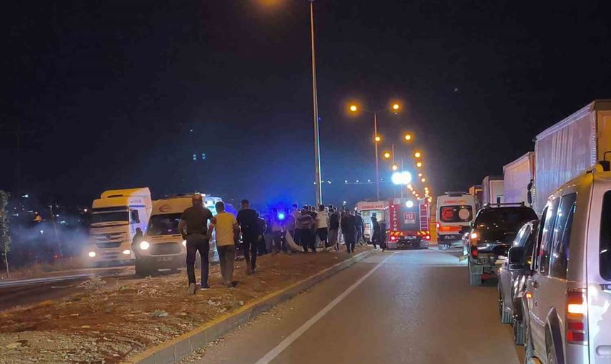 Reyhanlı'da kavşak çarpışması: takla atan otomobil tır sürücülerine çarptı, 6 yaralı