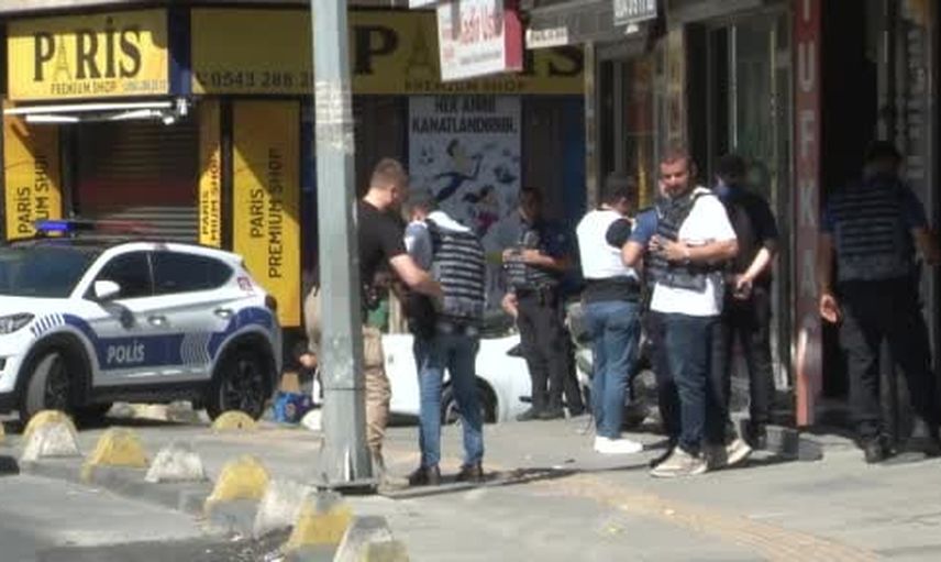 Eşini iş yeri önünde vuran şüpheli, Gaziosmanpaşa'da iş yerine girip silah dayadı