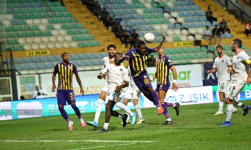 Eyüpspor son dakikada Zak Jules'in golüyle Alanyaspor'u 2-1 yendi
