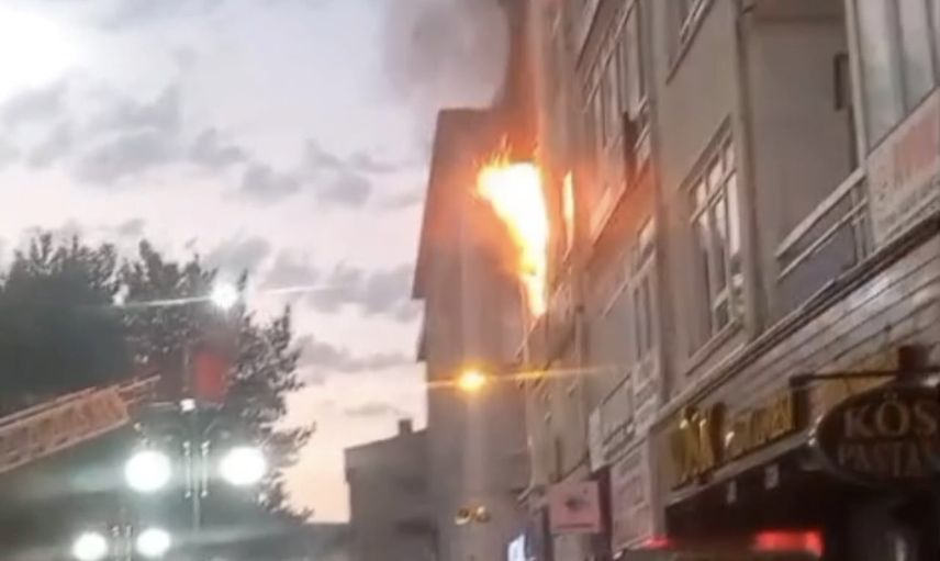 Çankırı'da çıkan yangın ikinci kattaki daireyi kullanılamaz bıraktı