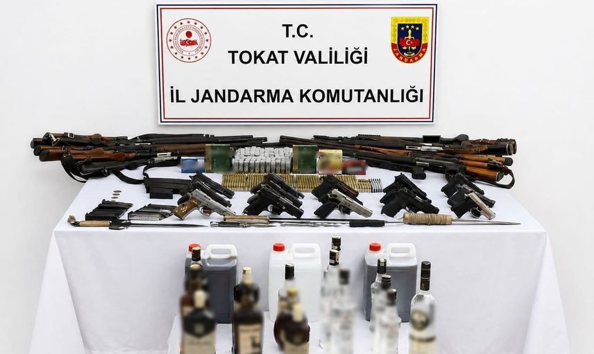 Niksar'da organize baskın: 19 adreste silah ve kaçak alkol ele geçirildi