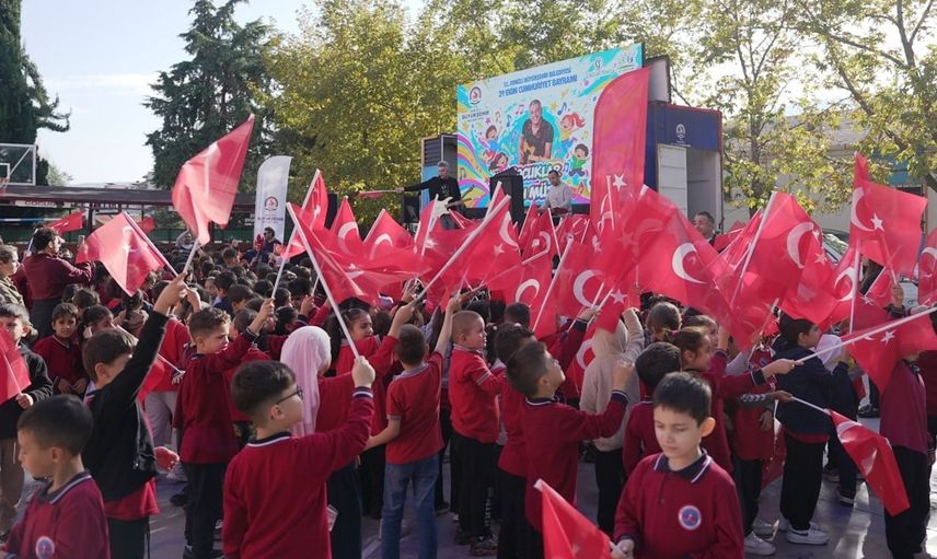 Minik öğrencilerle cumhuriyet coşkusu okullara yayıldı