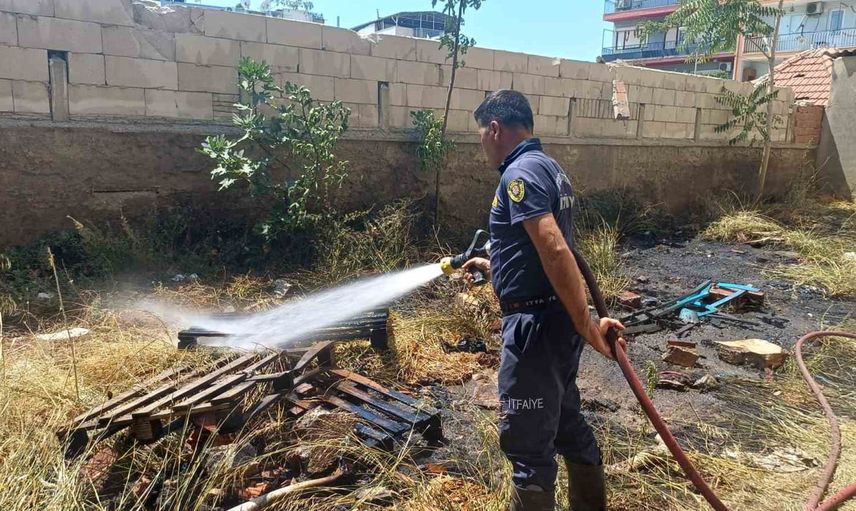 bahçede çıkan yangın hızlı müdahale ile büyümeden kontrol altına alındı