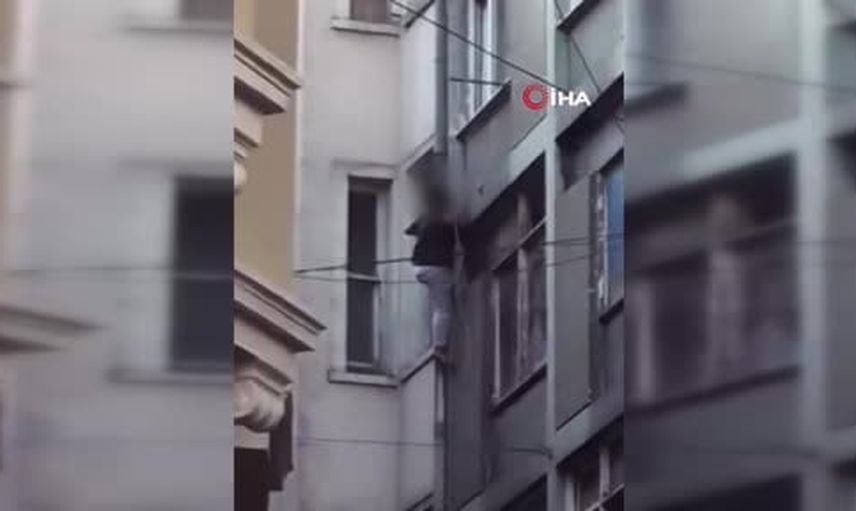 Beyoğlu'nda dış cepheye çıkan kişi ikna çabaları sırasında itfaiye minderine düştü