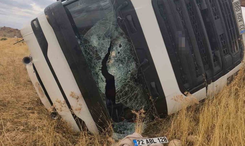 Yol kenarına devrilen kamyon Kurtalan'da bir sürücüyü yaraladı