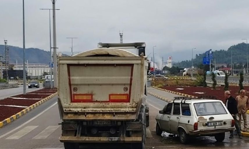 Karabük'te kırmızı ışık ihlali kamyonla çarpışmaya yol açtı