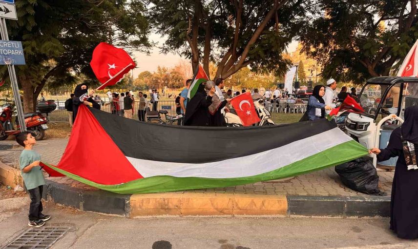 Avrupa'dan Adana'ya uzanan dayanışma: Filistin konvoyu mitingle karşılandı