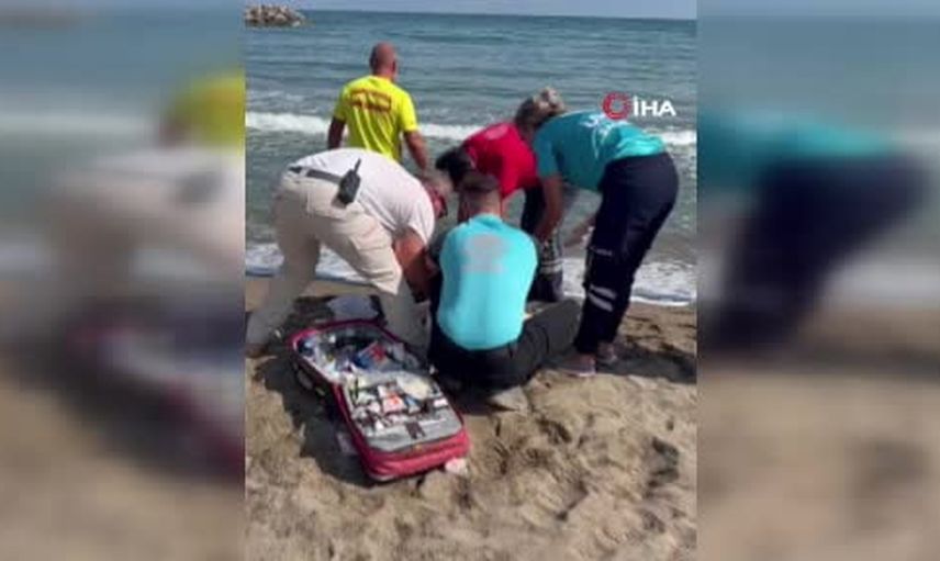 Karasu'da denizde hareketsiz bulunan kişi için sahil ekipleri dakikalarca kalp masajı yaptı