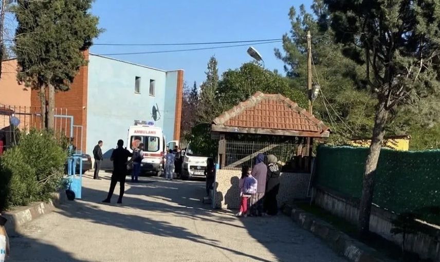 Boyabat'ta okul bahçesinde servis çarpmasıyla 8 yaşındaki öğrenci yaralandı