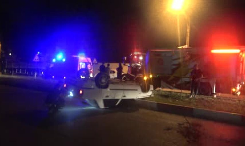 Antalya gecesinde refüje çarpan otomobil takla attı, sürücü vatandaşlarca kurtarıldı