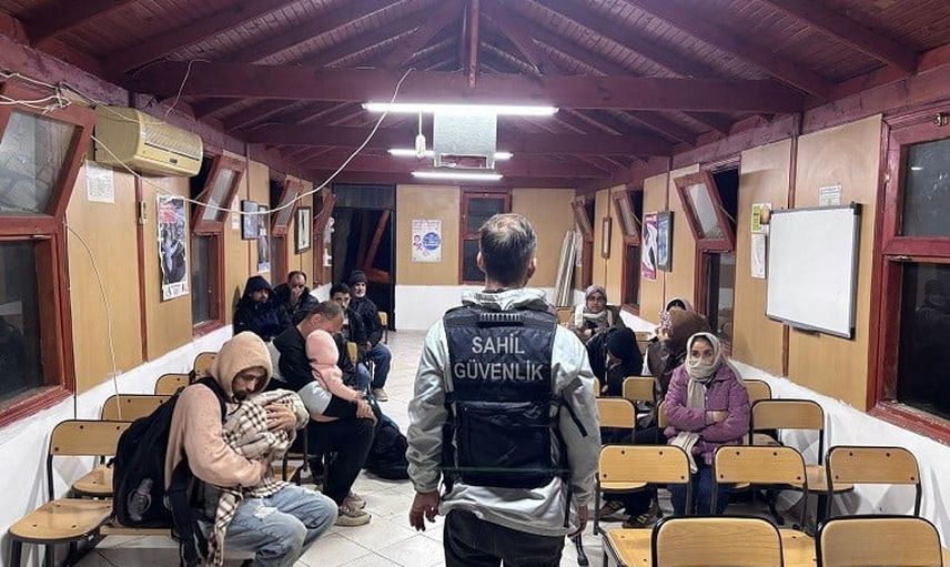 İzmir kıyılarında eş zamanlı operasyonlarda 76 düzensiz göçmen yakalandı