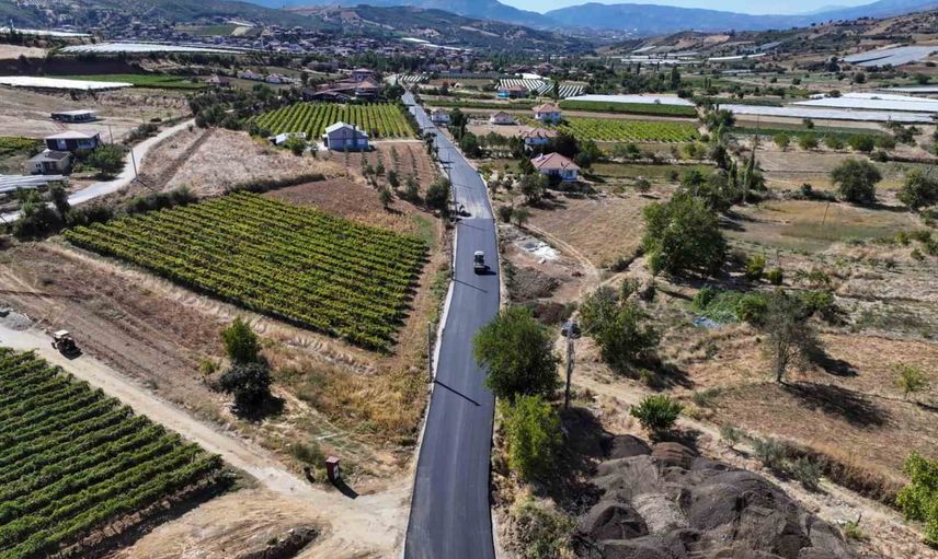 Manisa büyükşehir sarıgöl'de 6 kilometrelik bağlantıyı kendi imkânlarıyla sıcak asfalta dönüştürüyor