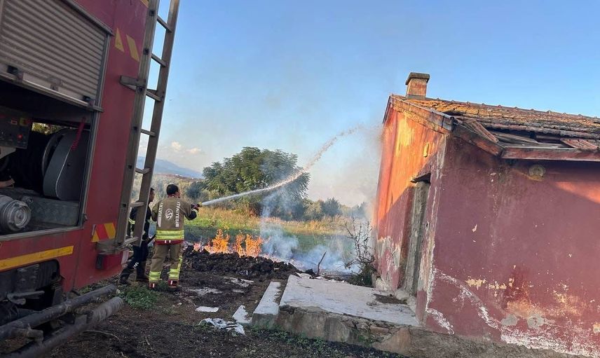 Kırıkhan Kamışlar'da metruk binada yangın itfaiye ekipleri tarafından kontrol altına alındı