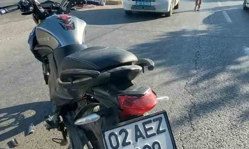 Adıyaman'da karayolları kavşağında kaza: motosiklet sürücüsü yaralandı