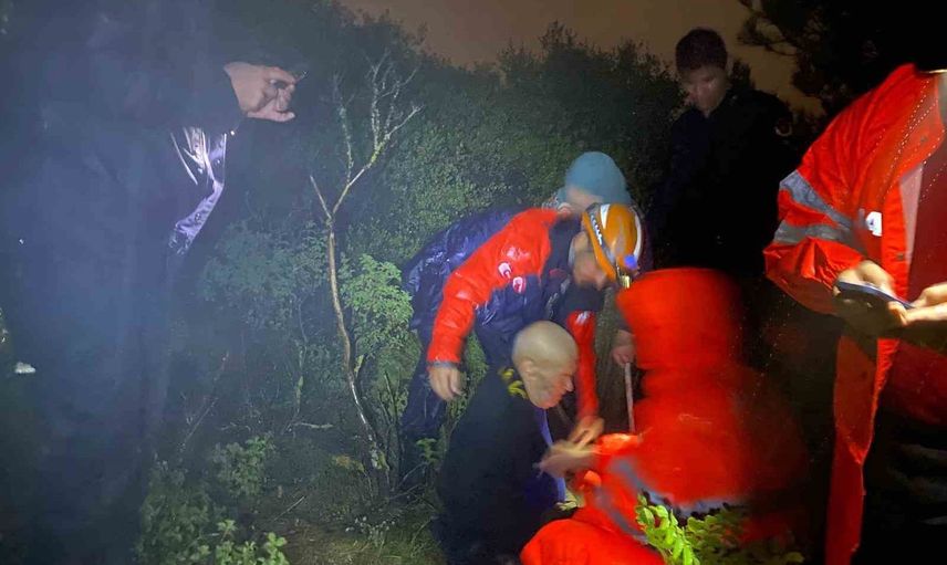Jandarmanın sırtında hayat kurtaran müdahale: Gemlik'te mahsur kalan çift tahliye edildi