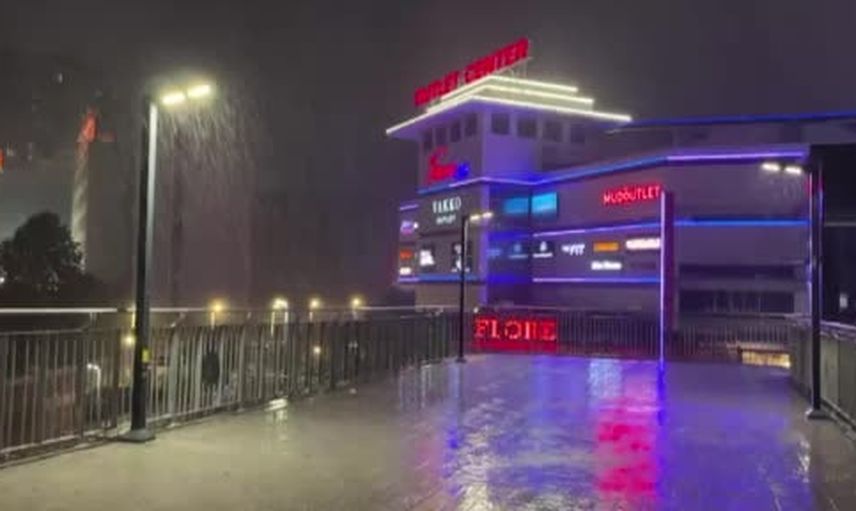 İstanbul'da aniden bastıran sağanak yolları göle çevirdi