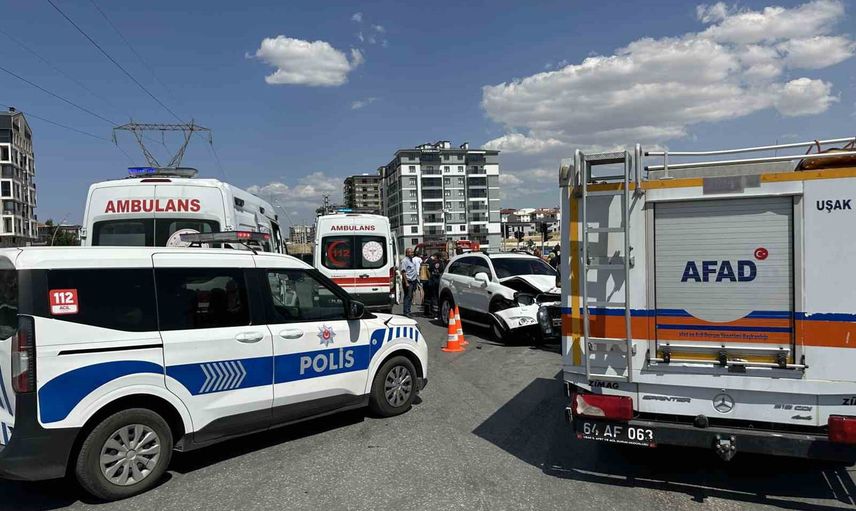 Uşak'ta kavşakta çarpışma: otomobil ile cipte 3 yaralı