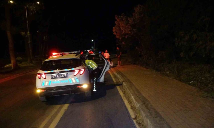 Manavgat'ta direksiyon hakimiyeti kaybedilen otomobil bahçedeki ağaca asılı kaldı