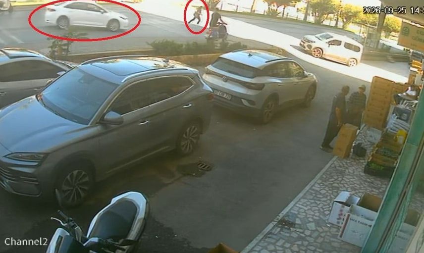 alanya'da kontrolden çıkan otomobilin çarpmasıyla 3 kişi yaralandı