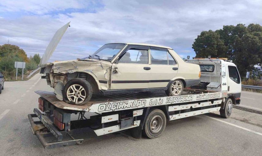 İki otomobilin çarpıştığı kaza Yusufça'da bir aracın takla atmasına yol açtı