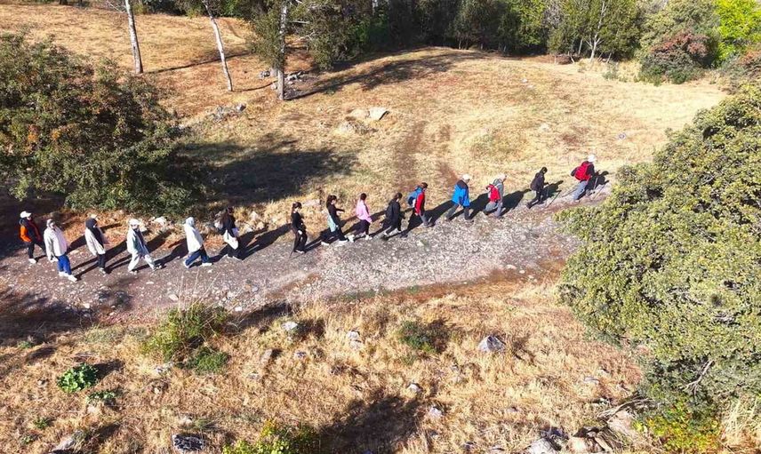 Muş bağlarında yürüyüşle çevre bilinci örneği
