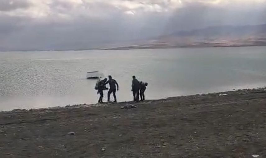 Van'da kıyıdan göle uçan minibüs: sürücü kendi imkanlarıyla çıktı