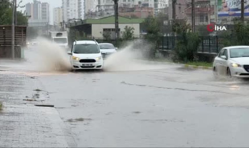 Adana'da ani sağanak cadde ve sokakları suyla doldurdu