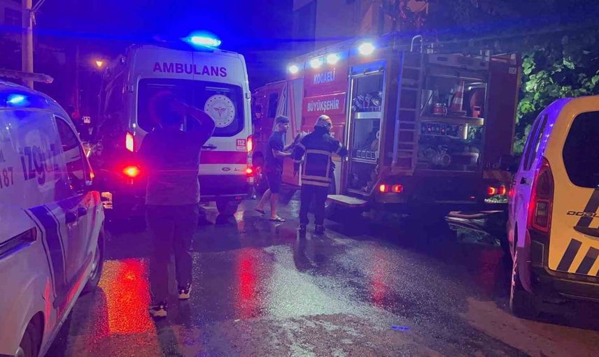 çardakta başlayan yangın 3 katlı binaya sıçradı: 1 kişi düşerek yaralandı