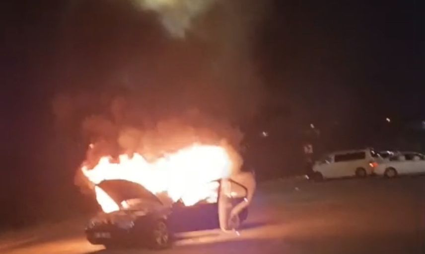 Düğün konvoyunda kaputtan yükselen duman araçta yangına yol açtı