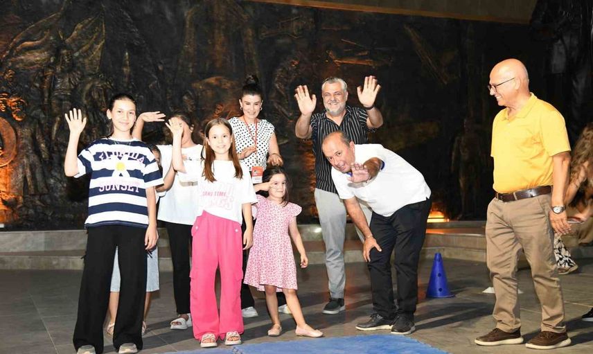 Yunusemre'de planetaryumla çocuklara uzay yolculuğu yaşatıldı