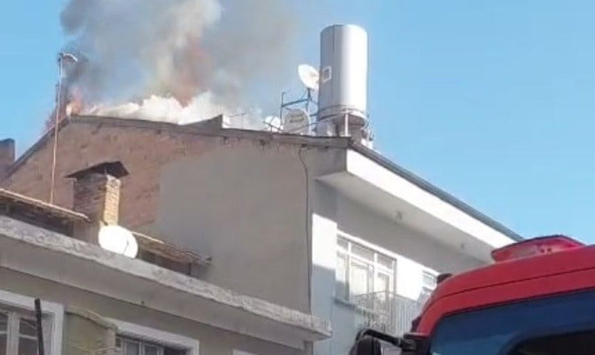 Sabah saatlerinde Malatya Battalgazi'de apartman çatısında yangın
