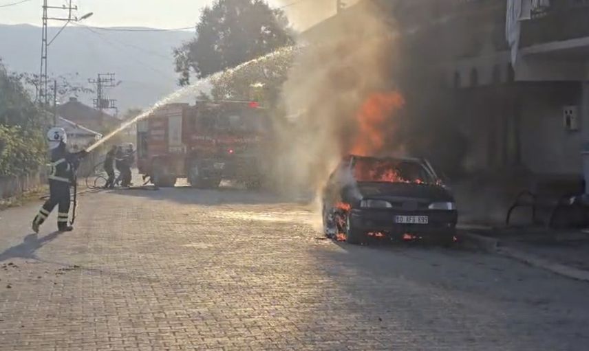 Park halindeki araç yangını balkona sıçrayıp binada zarar bıraktı