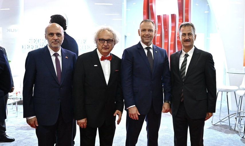Polonya cumhurbaşkanı Nawrocki, MSPO 2026'da Türk stantlarını gezdi