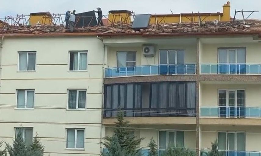 Konya Karapınar'da çatıda yürütülen yenileme çalışmasında güvenlik ihmali