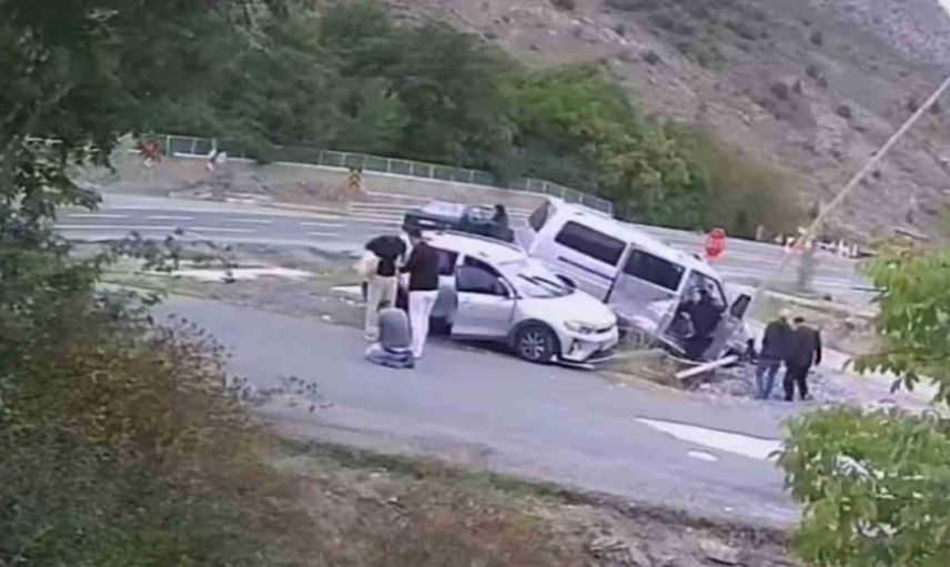 Minibüs durağına savrulan araçların arasında kalan kadın son anda kurtuldu