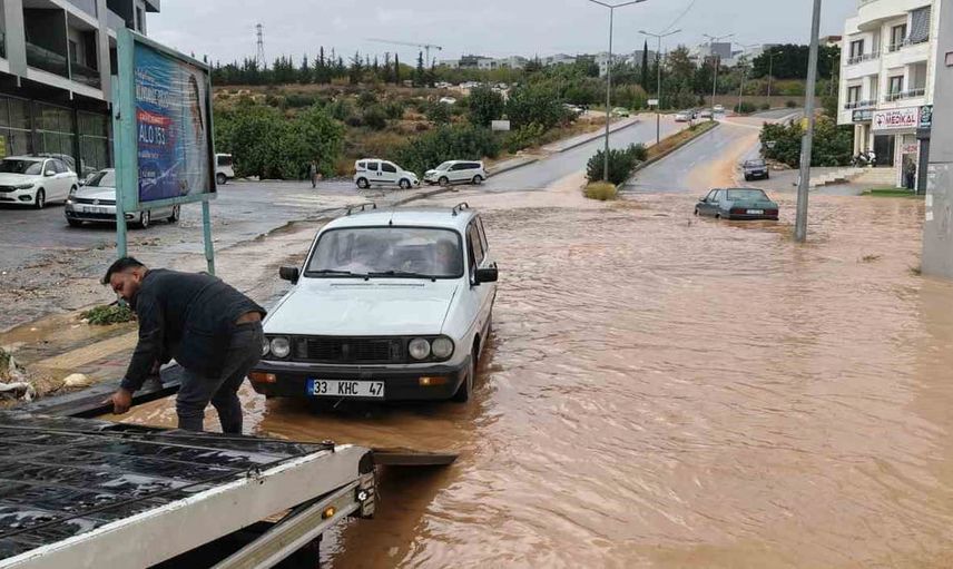 Silifke'de yağış hayatı durdurdu: yollar göle döndü, araçlar mahsur kaldı