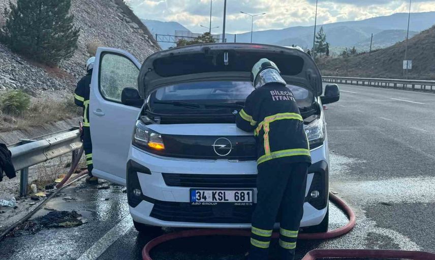 Bilecik'te Söğüt kavşağında seyir halindeki ticari araç alev aldı