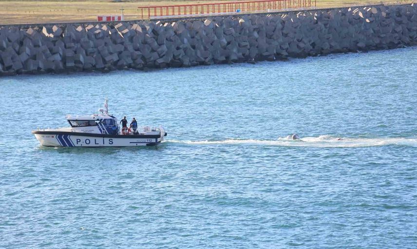 Denize zorunlu iniş yapan özel uçak Pazar limanına götürüldü