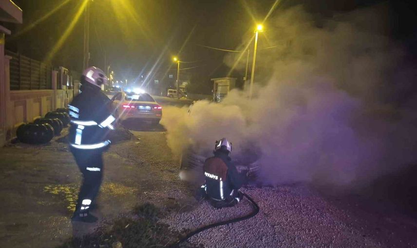 Kızıltepe'de park halindeki aracın yangını itfaiye ekiplerince kontrol altına alındı
