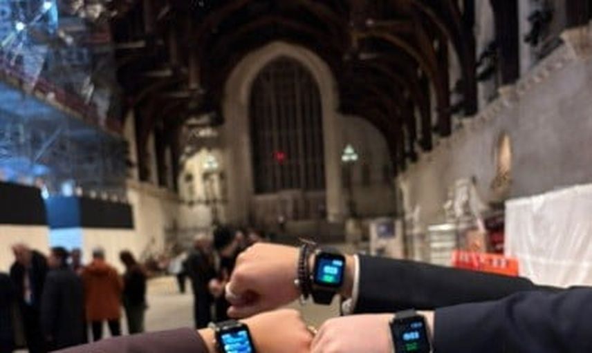 Sheffieldli öğrencilerin yapay zeka destekli saat projesi işitme engellilere çözüm sunuyor