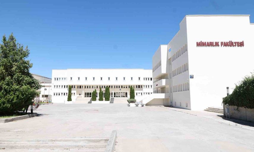 Rektör Altun öğrenciler için düzenlenen Mimarlık Fakültesi tadilatını yerinde değerlendirdi