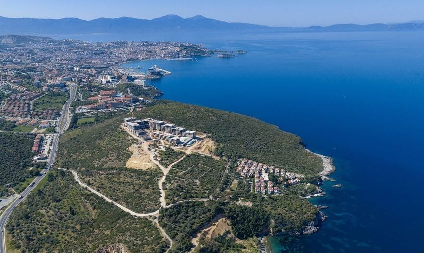 Kuşadası'nda cam çarpmasıyla sersemleyen atmaca ile sitede yakalanan sansar doğaya bırakıldı