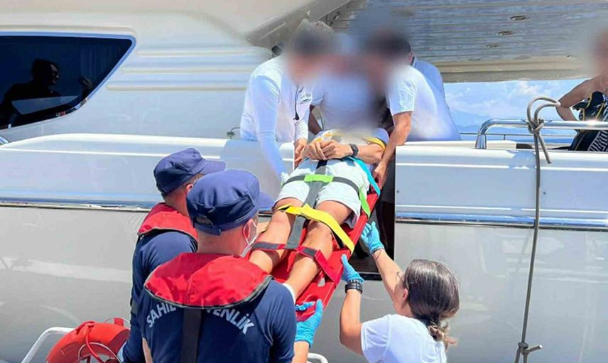 Fethiye açıklarında denizde yaralanan bir kişi tıbbi tahliye edildi