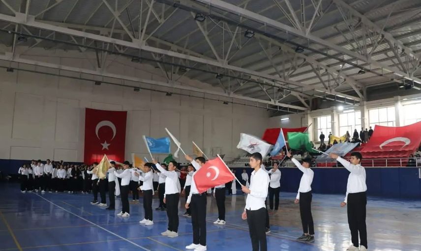 Tutak'ta 29 ekim coşkusu: öğrenci gösterileri ve geçit töreni