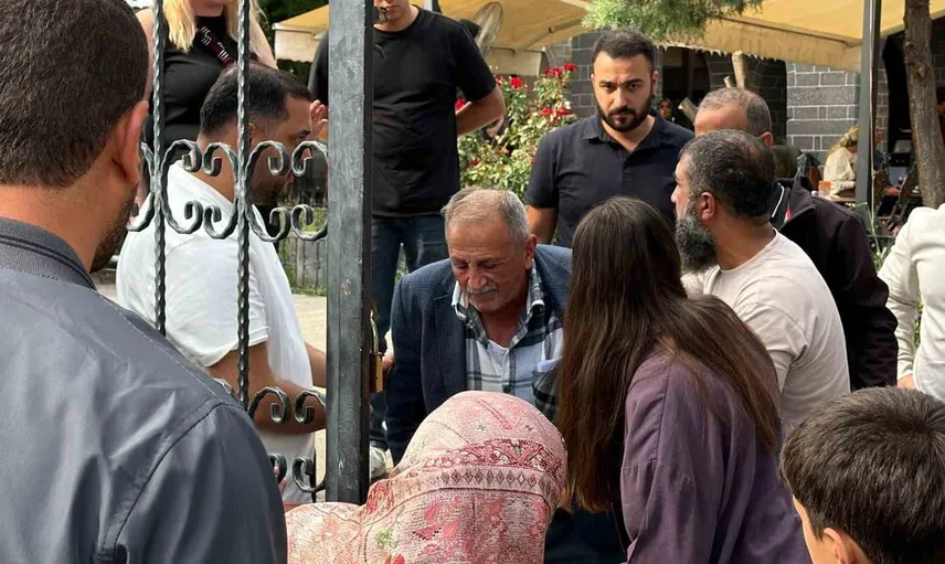 Diyarbakır'da Surp Giragos çıkışında nefesi kesilen KOAH hastası Heimlich ile kurtuldu