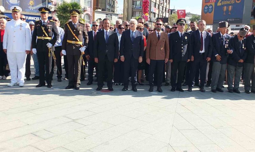 Burhaniye'de Cumhuriyet Meydanı'nda birlik ve coşkuyla 30 Ağustos kutlaması