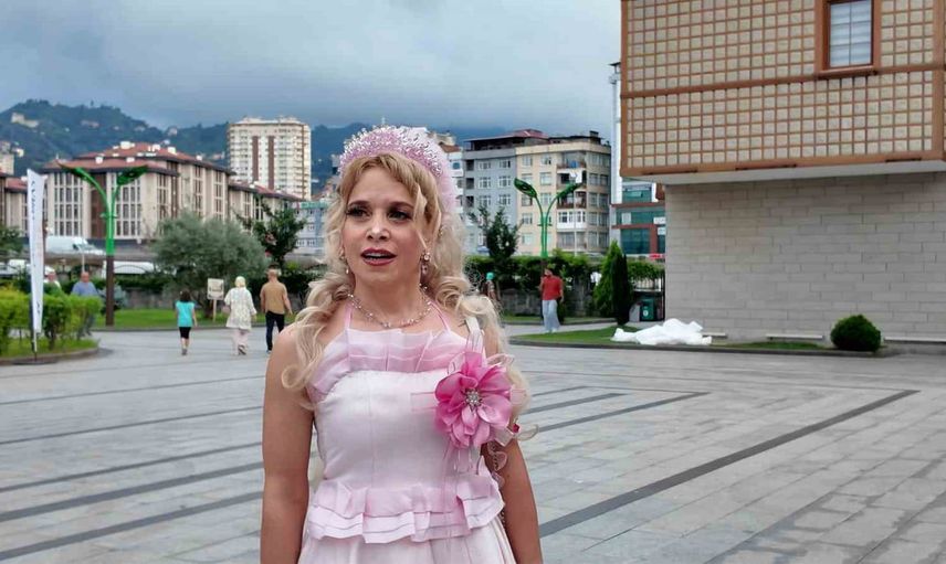 Rize'nin pembe sokağının neşesi: Barbie abla Aslıhan
