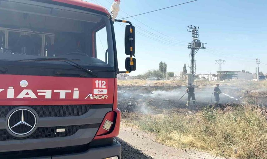 Aksaray'da kuru otların tutuşması bir dönümlük alanı kül etti